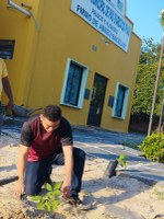 Presidente da Câmara realiza ação de cuidado com o meio ambiente no terreno da sede legislativa.